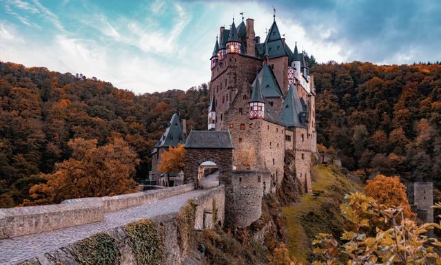 how to avoid tourist crowds, (Image Source: Pexels) avoid tourist crowds