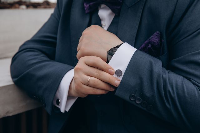French cuffs with black cuff links - Travel outfits for men