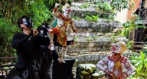 Artists performing on traditional Thai themes - unusual things to do in Bangkok