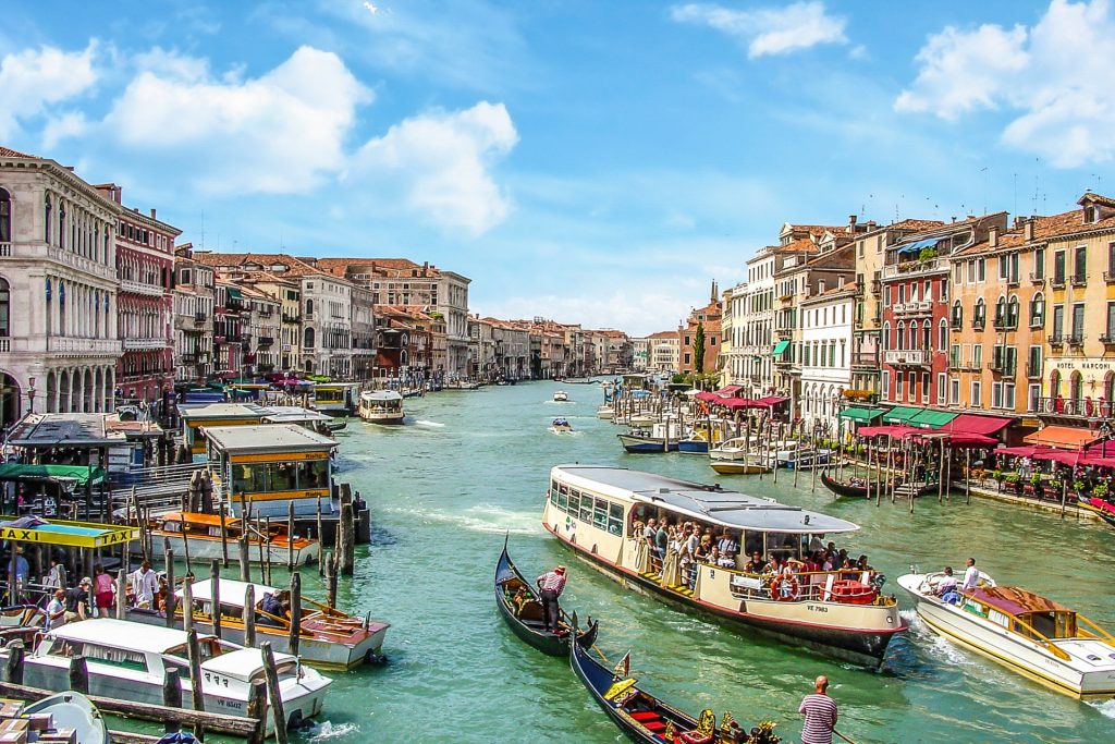 travel expectations crowded grand canal