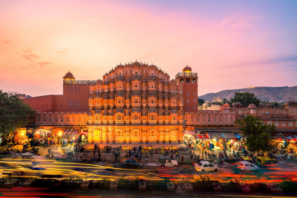 A crowd of vehicles in front of the Hawa Mahal in Jaipur