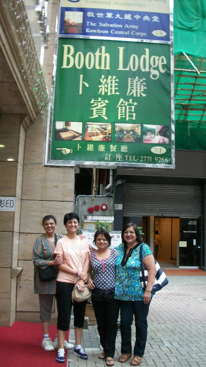 People standing in front of a lodge in Hong Kong - explore Hong Kong