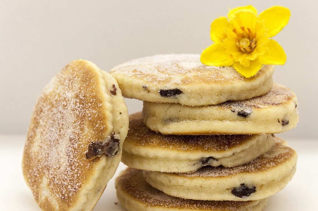 picture of welsh cakes with daffodil