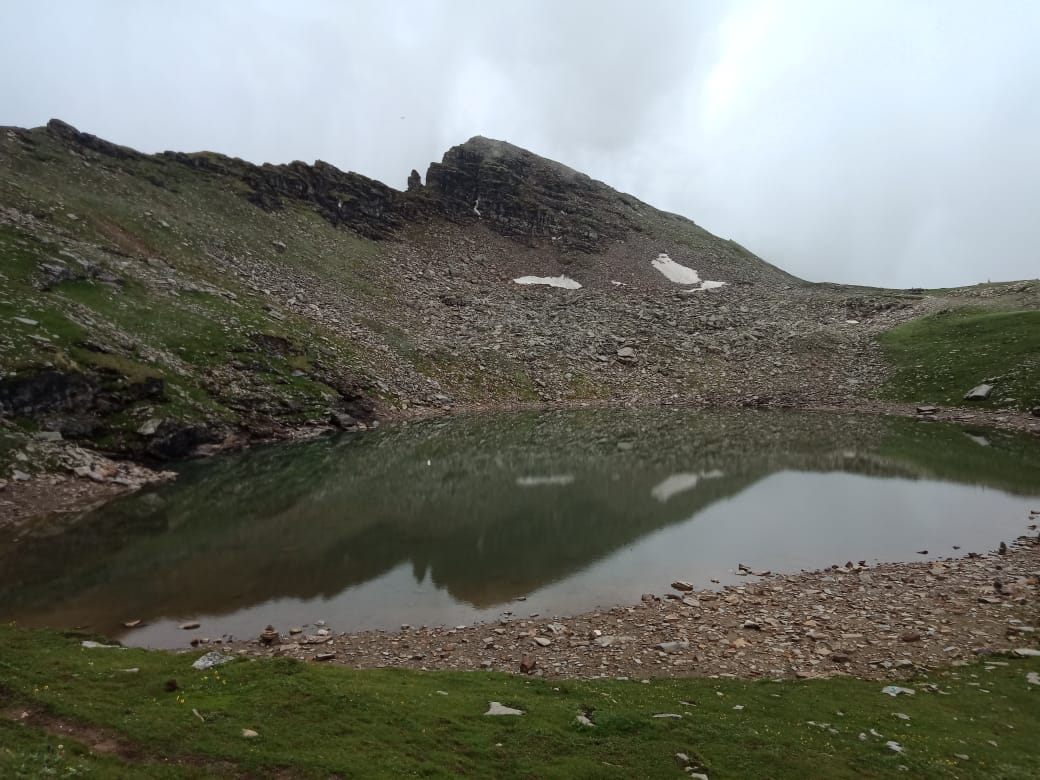 A pool surrounded by mountains - trekking experience