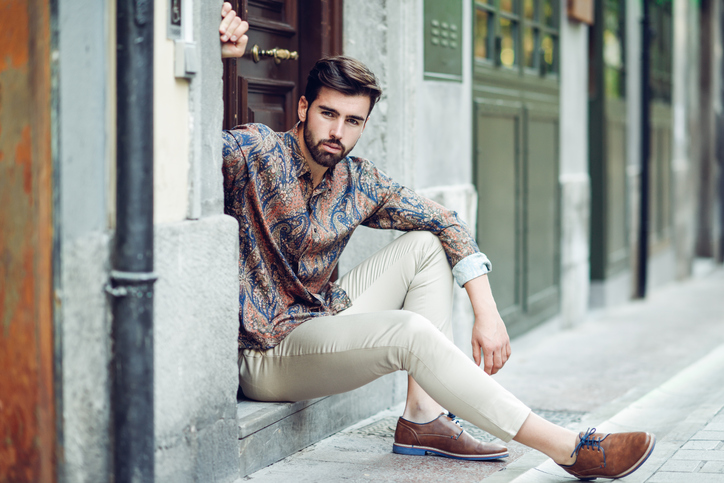 Man wearing cropped trousers with loafers - Travel outfits for men