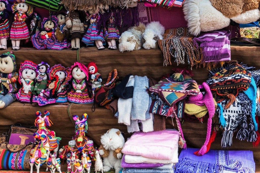 peruvian clothes and toys on the market