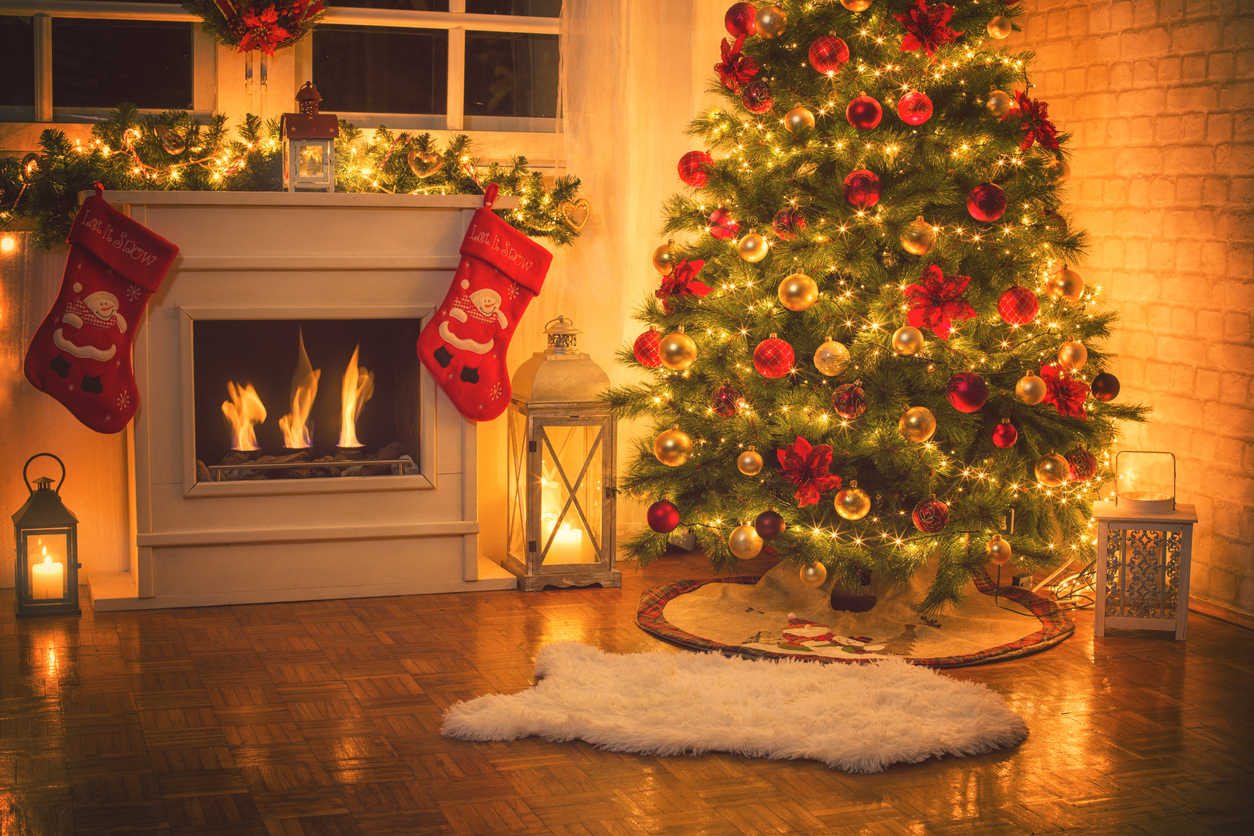 [Image: Christmas-Tree-Near-Fireplace-at-Home.jpg]