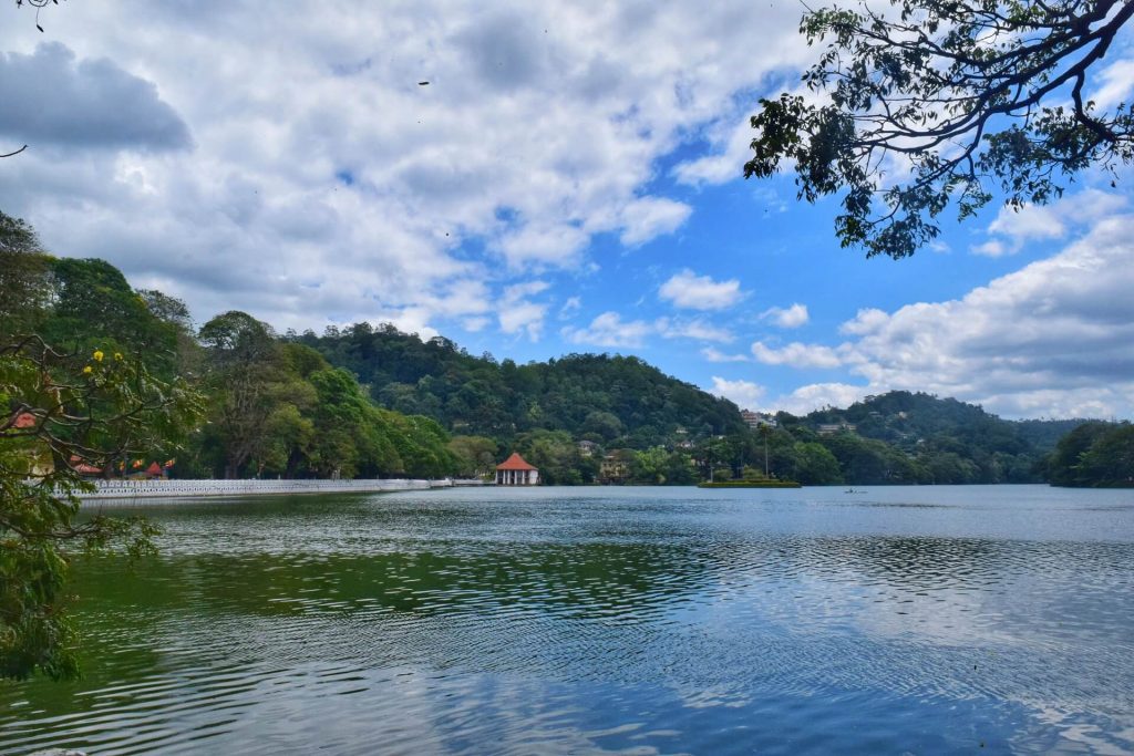 Kandy Lake, places to visit in sri lanka