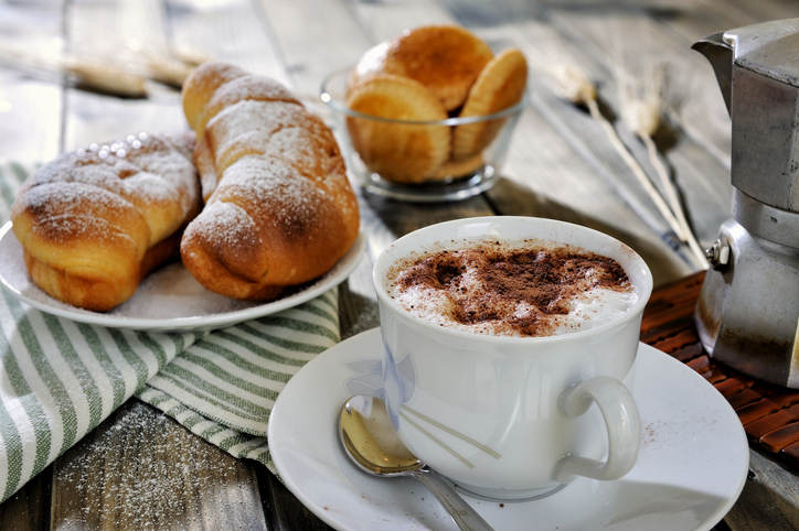 Italian cappuccino-e-cornetto