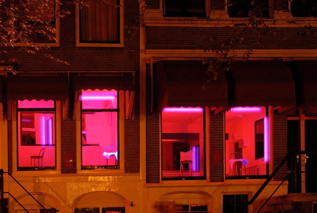 taske Flock Higgins Amsterdam's Red Light District: The Dos And Don'ts | Travel.Earth