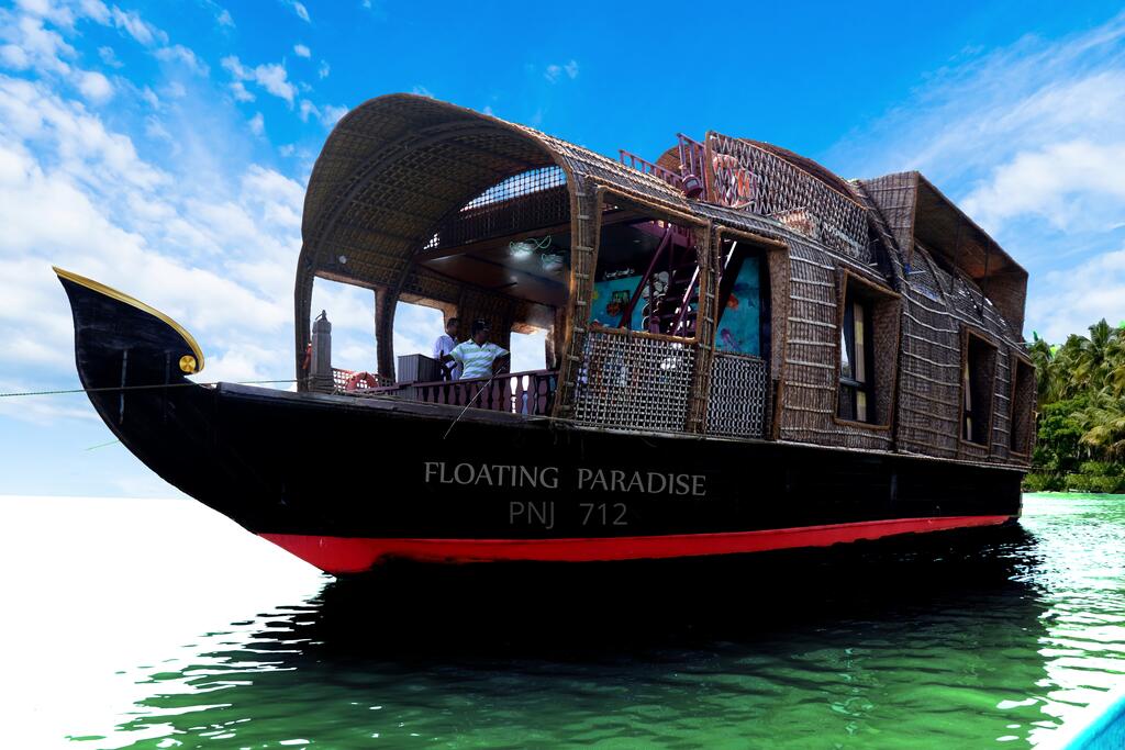 Floating Paradise Houseboat in Goa