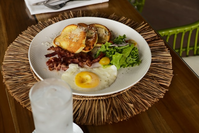 Tropical dinner - Fiji travel guide