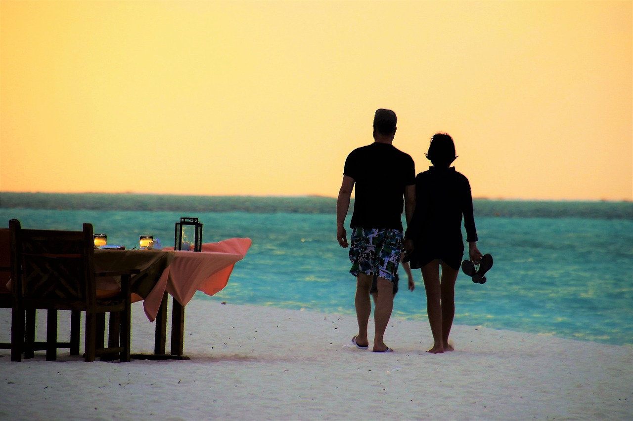 honeymoon couple in maldives