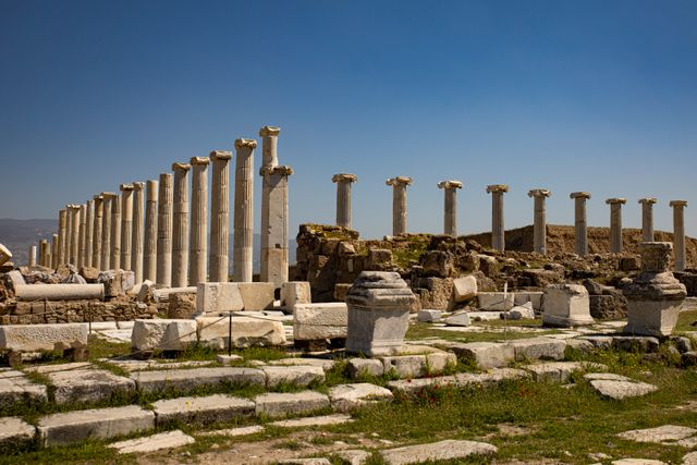 delos beach are very close to the ruins
