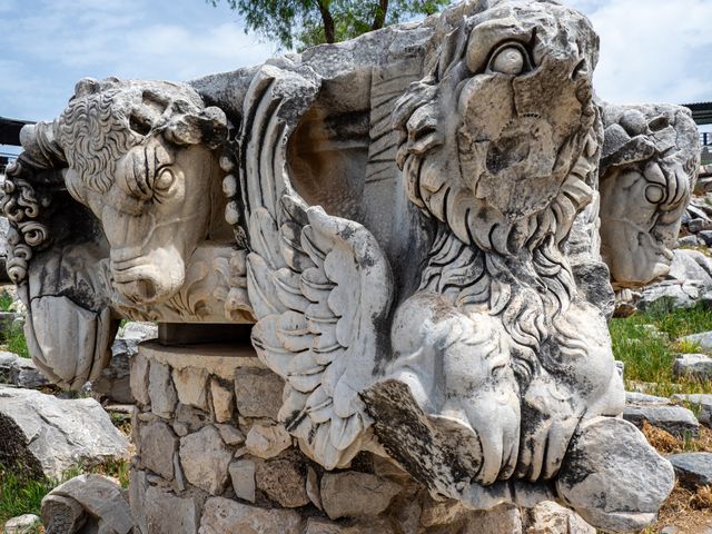 lions of delos is the most famous statue in Delos.