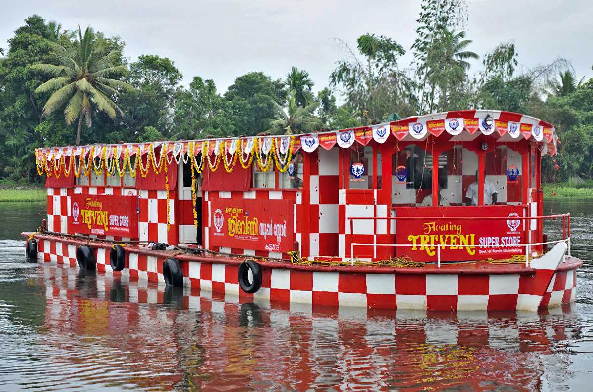 floating market in Alleppey gives a unique kind of shopping experience.