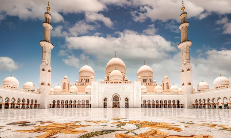 Explore Sheikh Zayed Grand Mosque In Abu Dhabi With Our Guide