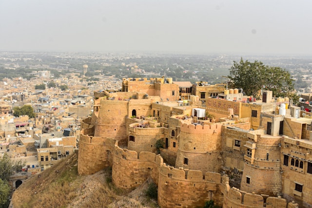 Jaisalmer Fort lies in the heart of the Thar desert