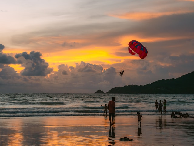 places to visit in phuket with family and friends