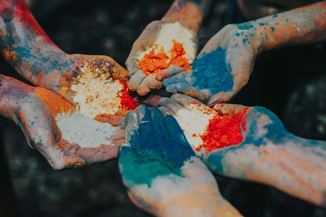 protect your hair and skin from Holi colours