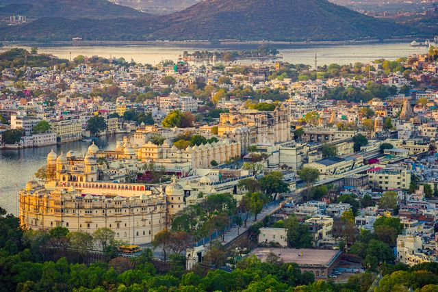 there are some great hotels that provide a good stay near Pichola Lake.