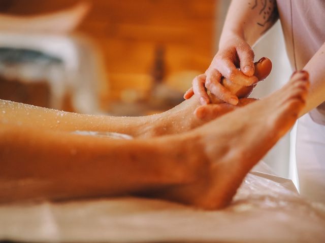 To have a rejuvenating experience, you can indulge in Ayurvedic therapies and relaxing spa experiences in Munnar.