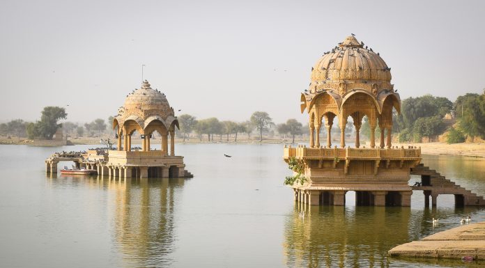 Gadisar Lake Jaisalmer (Image Source: Unsplash) Gadisar Lake Jaisalmer