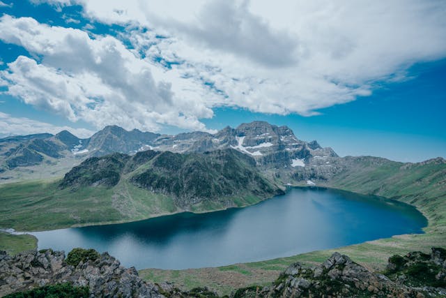 there are many scenic trails to trek in kashmir
