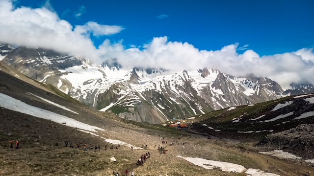 There are many hiking trails to reach Amarnath Cave.