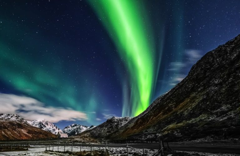 Guide To Witness The Northern Lights And Midnight Sun In Tromso Norway